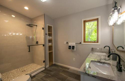 Mountain View 3BR with Sunroom, Close to Ski and Trails - Foto 31
