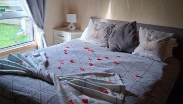 Redwood lodge with luxury hot tub at Three lochs holiday park - Foto 2