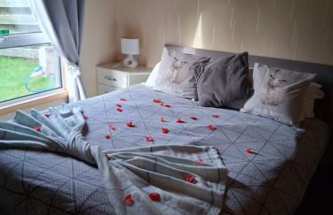 Redwood lodge with luxury hot tub at Three lochs holiday park - Foto 2