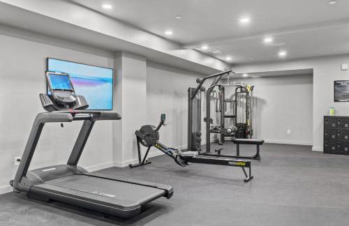 Skyline View, Pool, Gym, Balcony's, Walk to BWay! - Foto 36