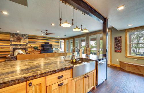Lakefront Afton Home with Hot Tub and Game Room! - Foto 7
