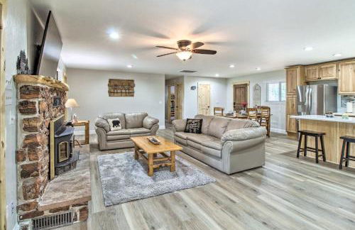 Family Cabin with Game Room! 32 Mi to Sunrise Resort - Foto 4