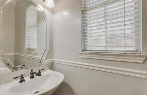 Amazing Modern Spacious Home with Pool - Foto 26