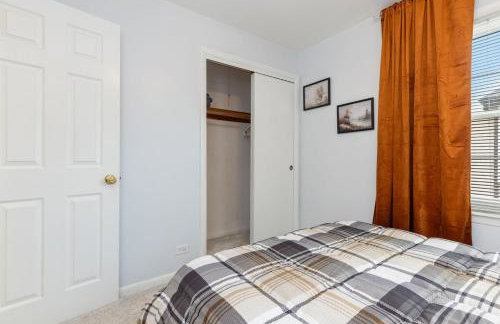 Downtown Naperville Retreat with King bed Near Riverwalk Dedicated Workspace Free Garage Parking Patio - Foto 13