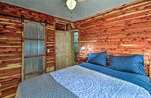 Cozy Cabin with Backyard Oasis 11 Mi to Marina - Foto 14