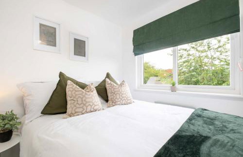 LANGLEY HOUSE Free Parking central LOCATION 5 bed all double with smart TV 3 BATHROOMS Loved by TRADES teams ideal for LONG STAYS contact langley cottages and apartments - Foto 24