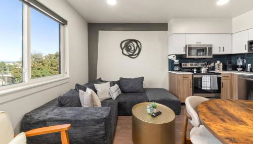 2BR Apartment in DT with Parking - Foto 3