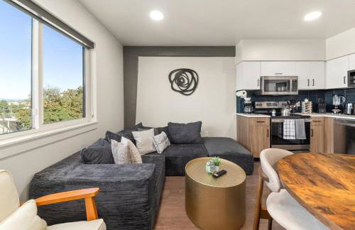 2BR Apartment in DT with Parking - Foto 3