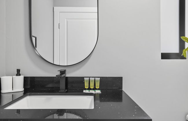 Charming Studio 5 Minutes From Wynwood - Photo 37