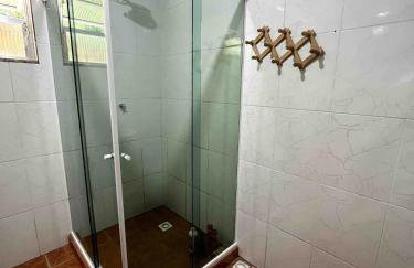 Casa com rio privado passando na frente e cercada por belas montanhas e piscina natural Estrada pavimentada até o estacionamento - Foto 15