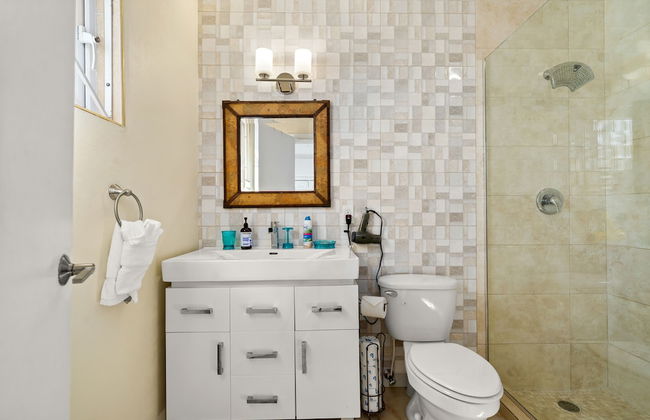 Modern, Stunning & Bright Central Beach Villa - Photo 19