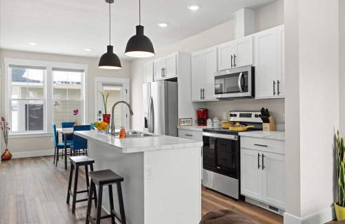 Crash with Class in this Townhome - Foto 1