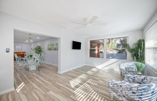 Wood Circle House - Dog Friendly with Fenced in Backyard - Foto 28