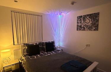 Large 6 Bed 6 Bathroom House - Ideal For Families, Large Groups, Contractors & Business Travellers - Foto 14