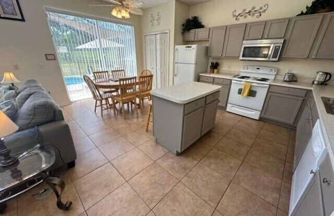 South Facing Pool Home - Room for the Whole Family! - Photo 10