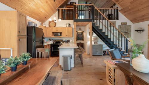 Riverfront Cabin in Crumpler-- Sleeps 6, 30 Mins to West Jefferson - Foto 3