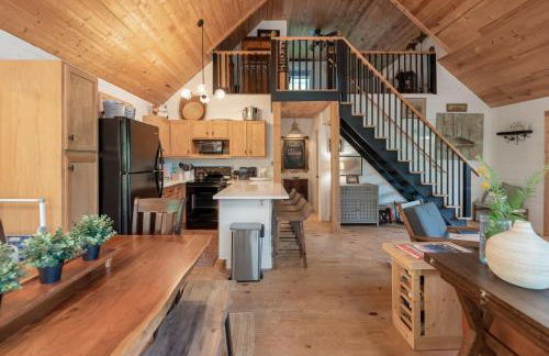 Riverfront Cabin in Crumpler-- Sleeps 6, 30 Mins to West Jefferson - Foto 3