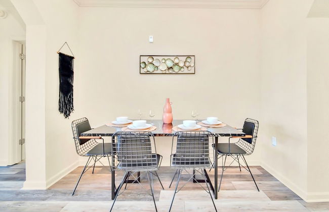 Upstay - Modern Condo w Pool Hot Tub and Sauna - Photo 12