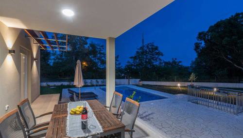 Villa Grace, a romantic single story villa with a pool - Photo 5, sunbed