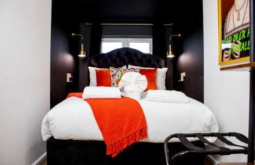 6 BR 3 Bath Spacious Tudor House & Free Parking - Foto 2