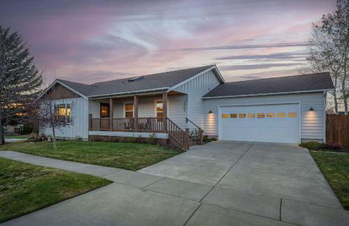 Modern Lodge with a Jacuzzi Tub - Photo 1