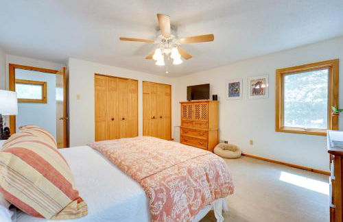 Lakefront Queensbury Home Kayaks and Boat Dock - Foto 22