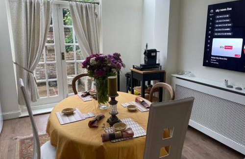 Homely 2 Levels Flat w Private Garden - Photo 4