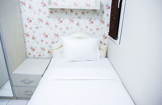 Pool View 2BR Mutiara Bekasi Apartment - Photo 5