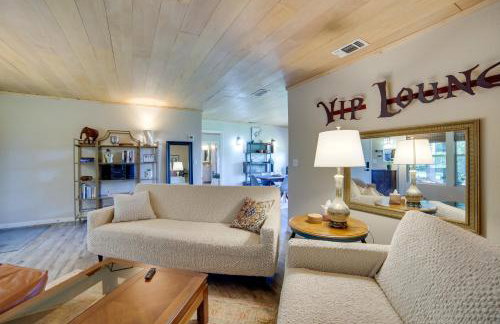 Secluded Getaway on ~10 Acres in The Piney Woods! - Foto 5