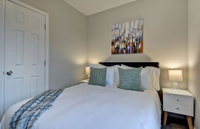 Spacious 6BR/3BA House w/ Parking! Sleeps 20! - Foto 17