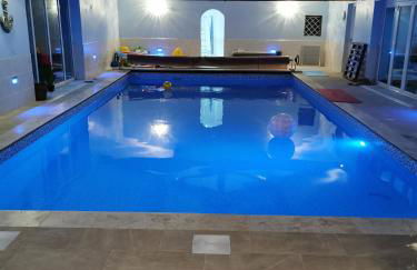 Couples Country Escape includes Private Indoor Pool and Hot tub in North Wales - Foto 2