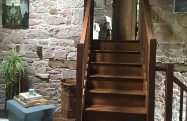 Historic converted byre in courtyard of 16C house - Foto 5