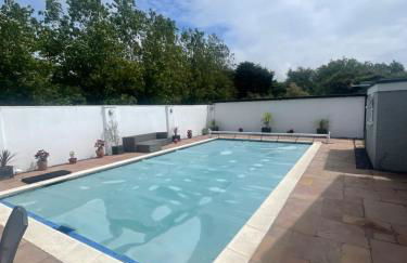 Super House with Large Pool!! 5 min from West Wittering - Foto 1