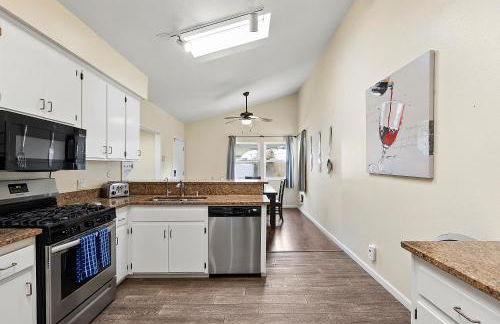 Pacific Paradise - Large Patio, Hot Tub, Short Walk to Beach, & Parking - Photo 9