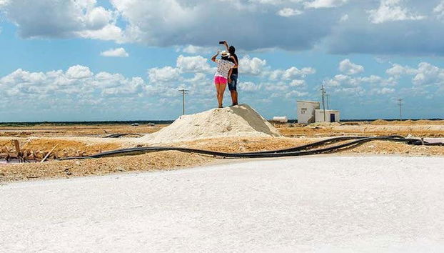 Foto en pareja en las salinas de Manaure