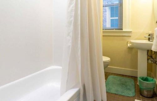 Cozy 3BR Townhome Perfect Location ABODEbucks - Foto 20