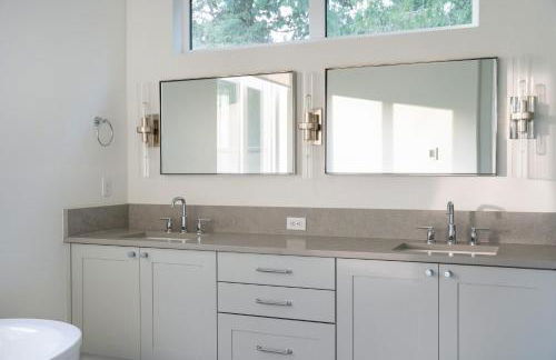 Elegant 3-Story House with Private Backyard in WA - Photo 35