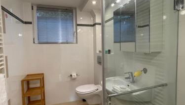 4 bedrooms, 2 bathrooms, kitchen, terrace - 10 min to fairground - Foto 4, Shower