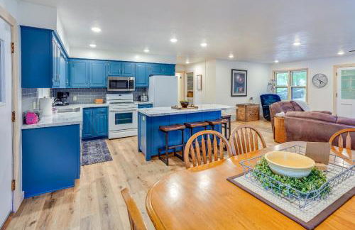 Waterfront Spirit Lake Vacation Rental with Dock! - Foto 8