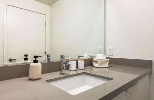 Stylish 2BD Haven with Scenic DTLA Views and Parking - Foto 18