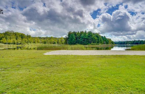 A-Frame Cabin with Furnished Deck in Becket! - Foto 35