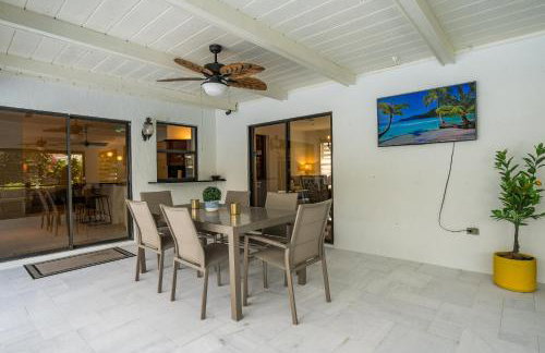 Three-Bedroom House - Best area-Heated Pool-Spa and Sauna Close to Beaches - Foto 18