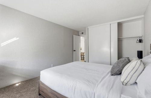 Comfortable stay with smart layout - Photo 16