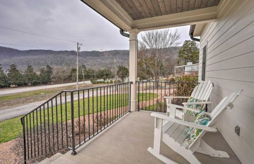 Scenic Mtn Retreat with Wooded Backyard and Fire Pit! - Foto 4