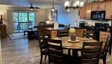 Lakefront Condo A-1 with Large Balcony - Foto 1