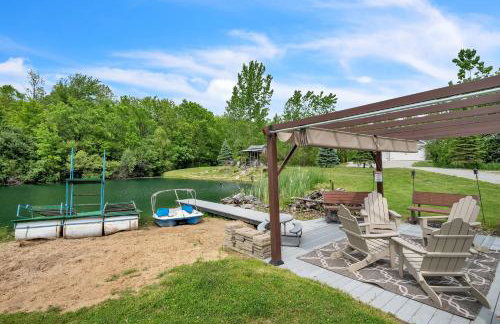 Lakeside Retreat with Hot Tub & Game Room home - Foto 6