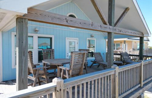 3BR Beach Retreat - Tiki Bar, Ocean Deck, Pet-Friendly & Sleeps 10 - Foto 9