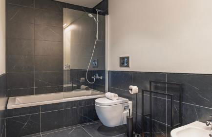 Soft Modern Flat With Pool & Gym by LovelyStay - Photo 32