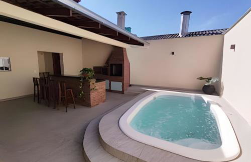 Casa com PiSCiNa, BaNHeiRa e A/C- Centro de Joinville - Foto 2