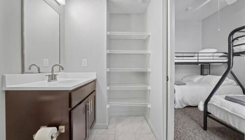 Cozy 2BR Getaway, King Bed, Free Parking - Foto 5